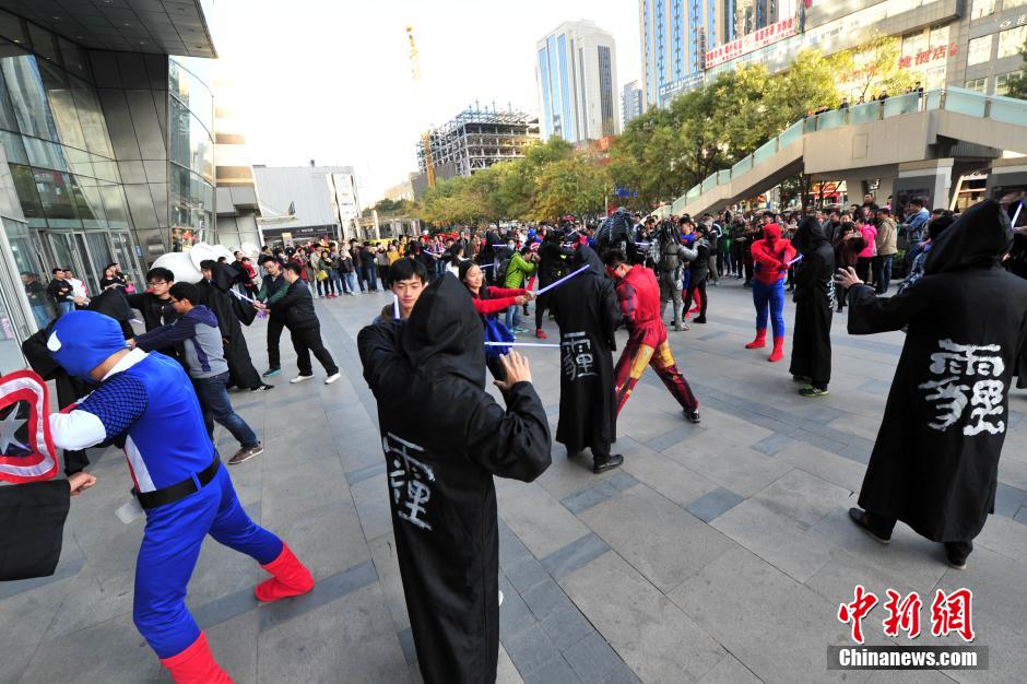 “復仇者聯(lián)盟”與人類共戰(zhàn)“異形”霧霾軍團