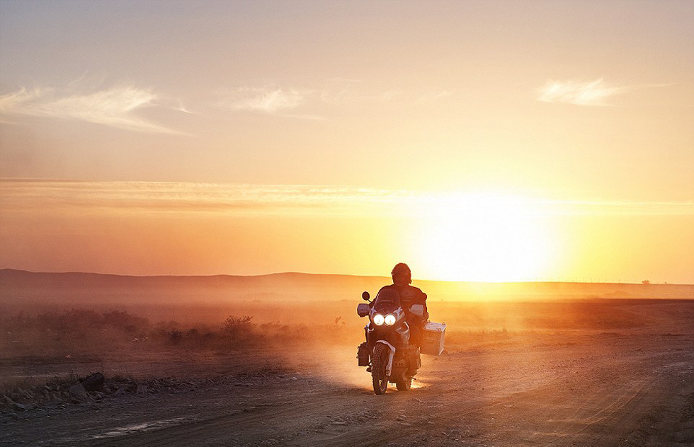 彼得·格里明科在哈薩克斯坦公路上騎行。（網(wǎng)頁截圖）