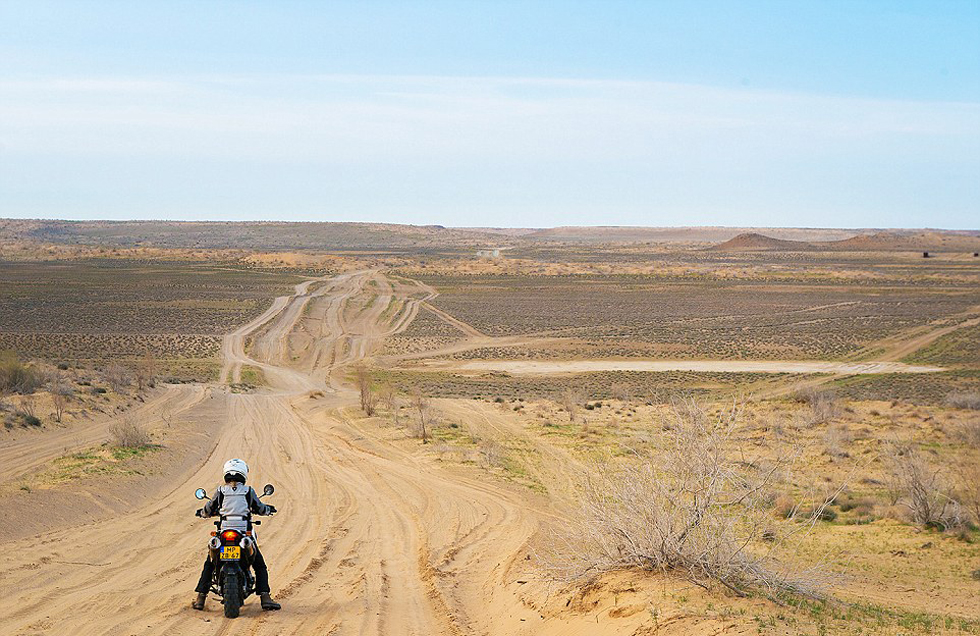 在3個月中，夫婦倆從阿姆斯特丹到達蒙古，途中經(jīng)過16個國家。