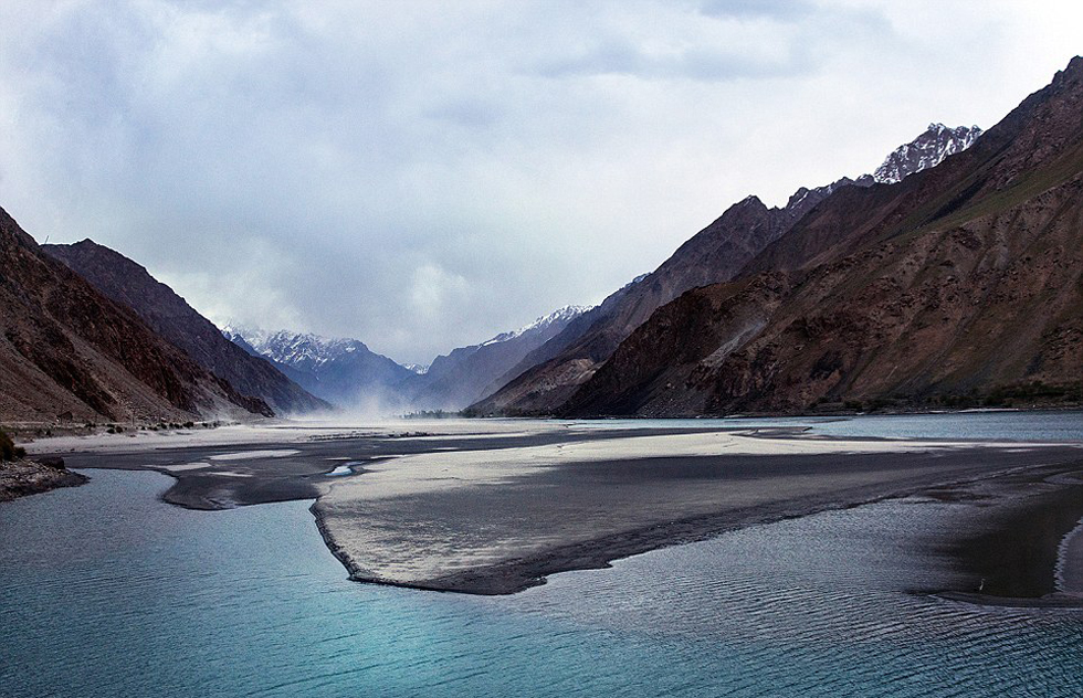 夫婦倆穿越東歐到達亞洲，沿途拍攝到許多美景。