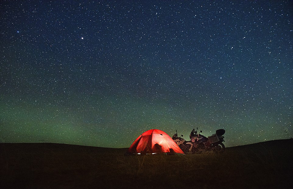他們曾遭遇沙塵暴和嚴寒，且數(shù)天無法洗澡。