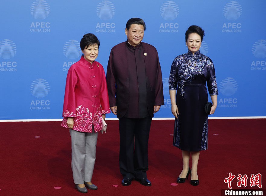 圖為習近平夫婦歡迎韓國總統(tǒng)樸槿惠。中新社發(fā) 杜洋 攝