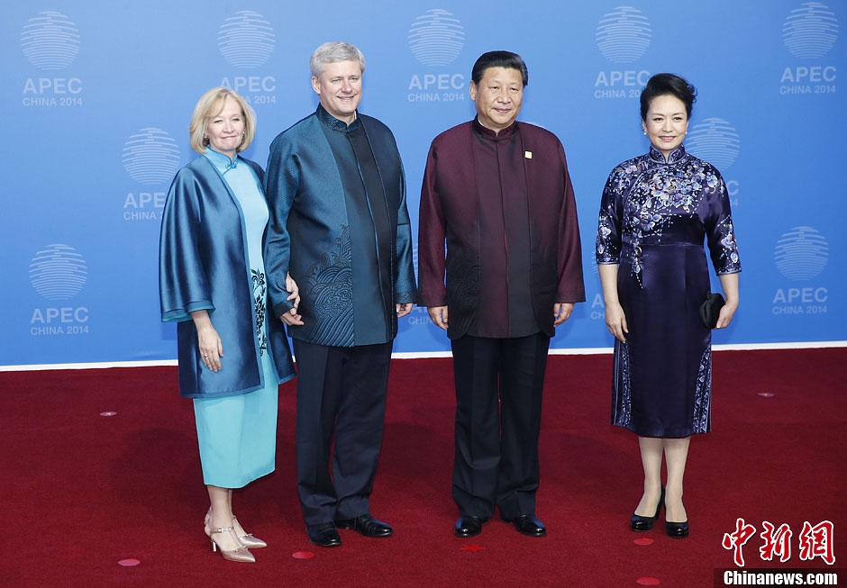 圖為習近平夫婦歡迎加拿大總理哈珀夫婦。中新社發(fā) 杜洋 攝