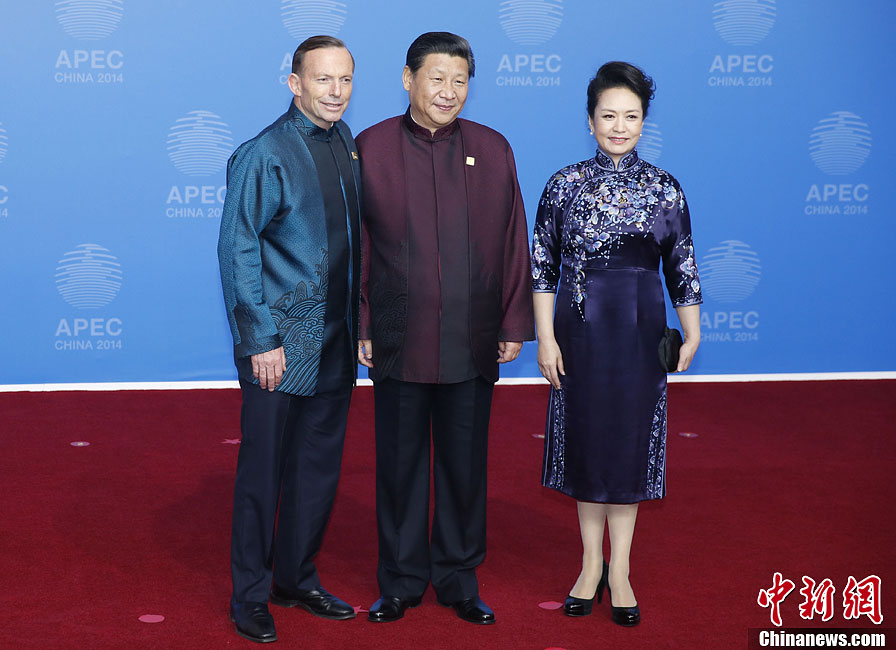 圖為習近平夫婦歡迎澳大利亞總理阿博特。中新社發(fā) 杜洋 攝