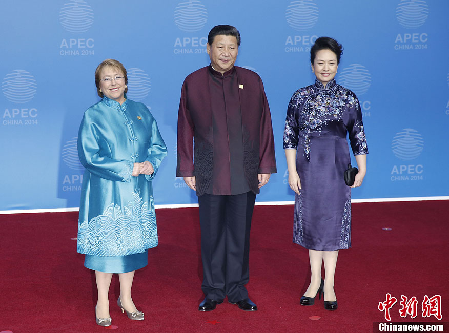 圖為習近平夫婦歡迎智利總統(tǒng)巴切萊特。中新社發(fā) 杜洋 攝