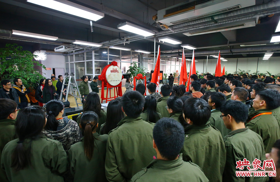 “雙十一”零點到來前，電商的負責人為一線員工鼓勁加油