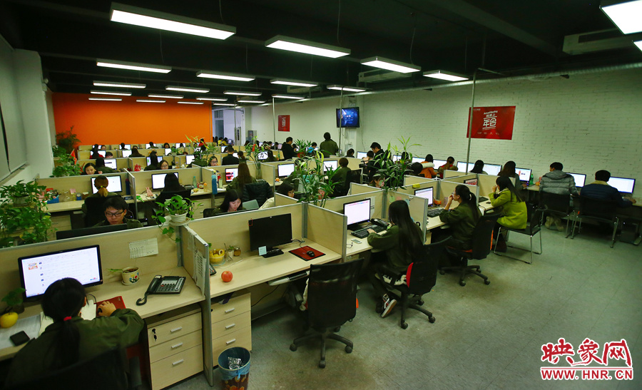 客服大廳內，每天電腦前都坐著忙碌的客服人員