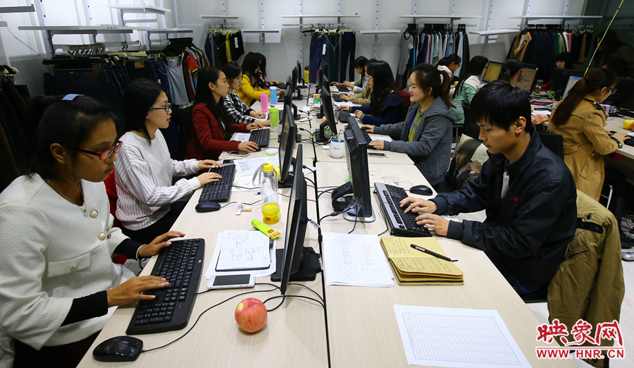 深夜中，忙碌的客服