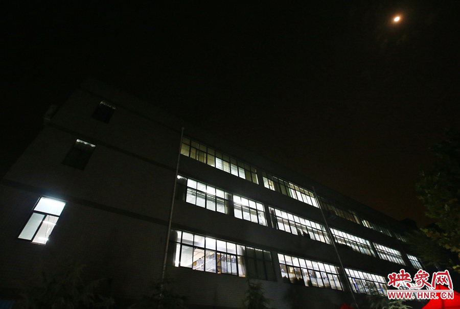 夜已深，燈火通明的大廳內卻熱火朝天