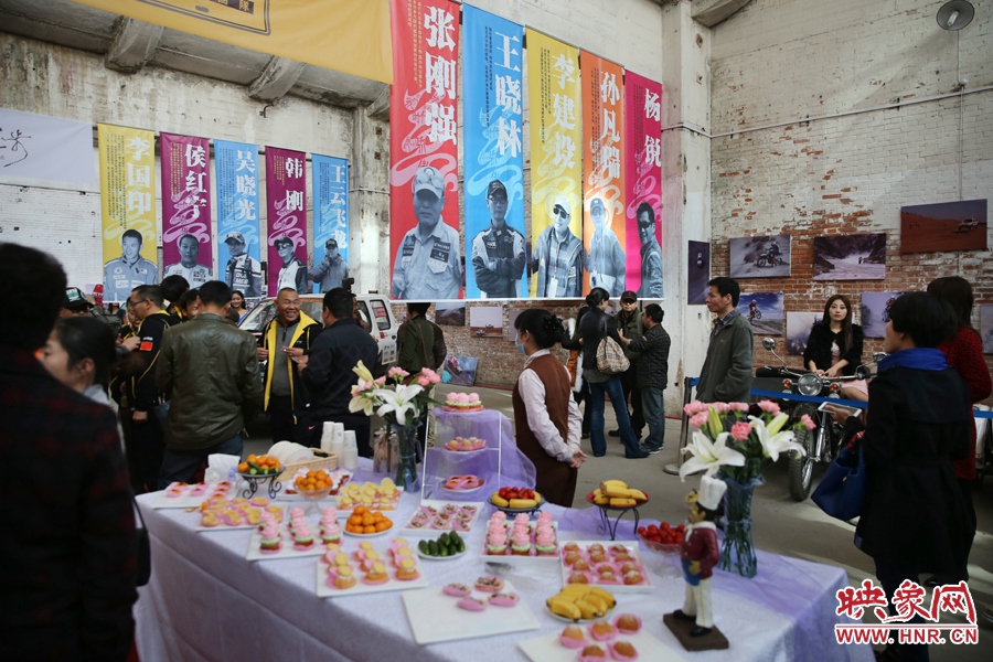 影展現(xiàn)場(chǎng)介紹河南籍賽車的手條幅掛滿展室。