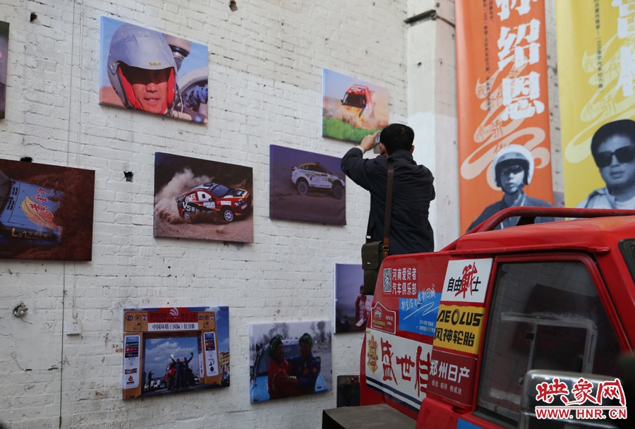 賽車上的攝影師。