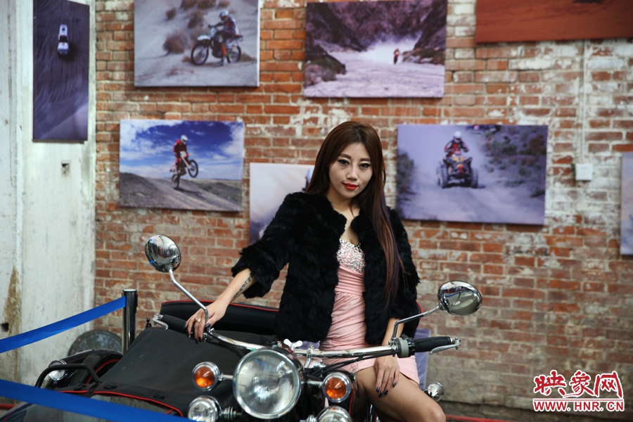 姐是車模，賽車的車。