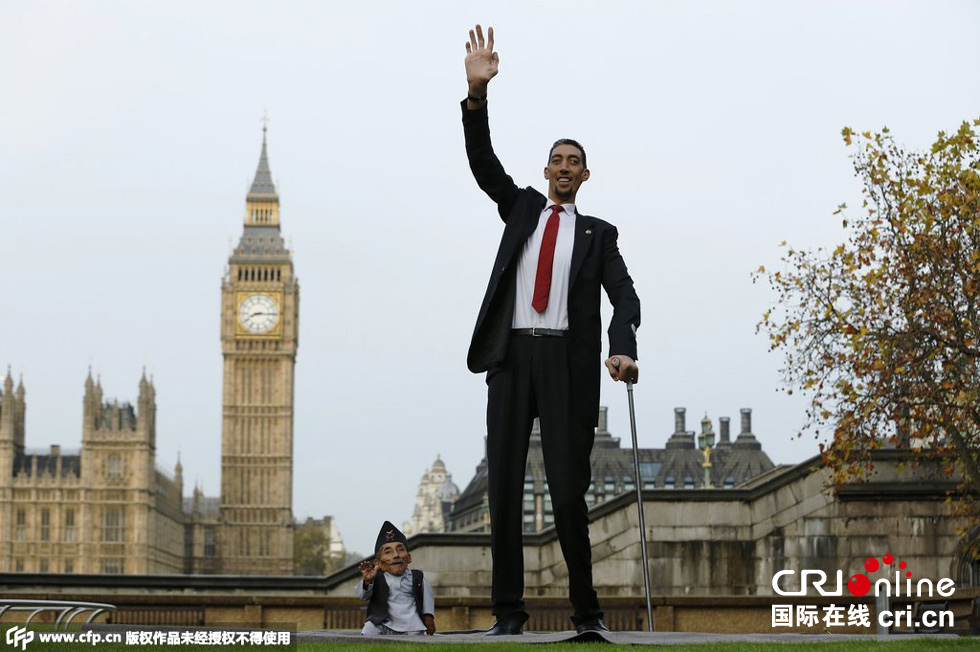 當(dāng)?shù)貢r(shí)間2014年11月13日，英國倫敦，世界上最矮的男子錢德拉·巴哈杜爾·唐吉與世界上最高的男子蘇