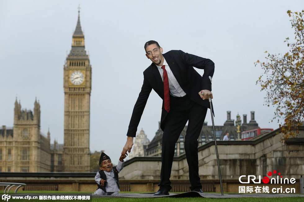 當(dāng)?shù)貢r(shí)間2014年11月13日，英國倫敦，世界上最矮的男子錢德拉·巴哈杜爾·唐吉與世界上最高的男子蘇