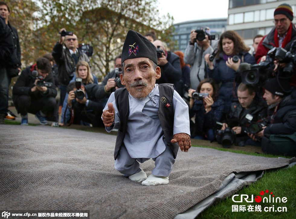 當(dāng)?shù)貢r(shí)間2014年11月13日，英國倫敦，世界上最矮的男子錢德拉·巴哈杜爾·唐吉與世界上最高的男子蘇