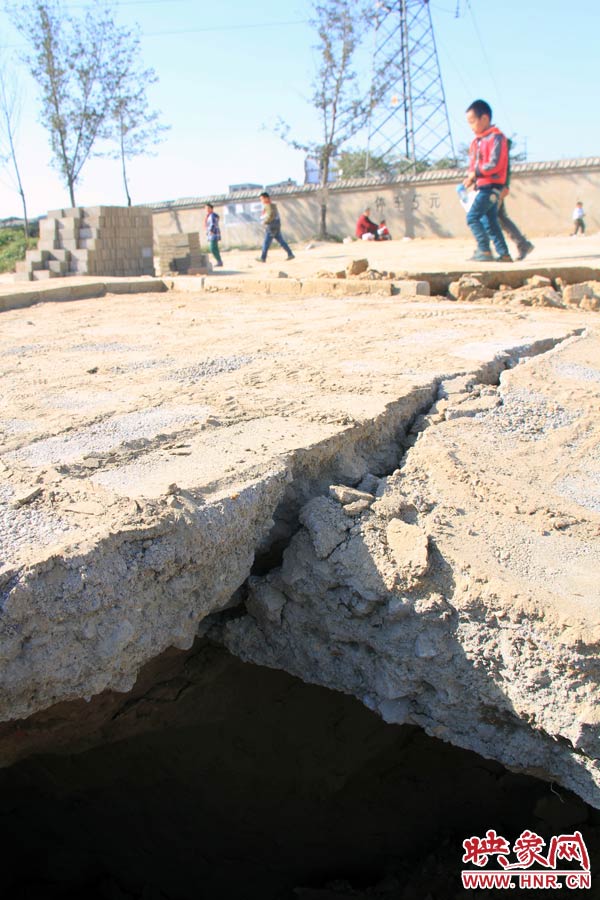 孩子們放學(xué)都要從這里經(jīng)過,非常危險。