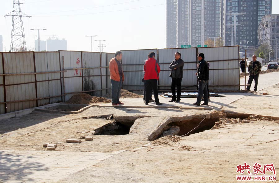 現(xiàn)場一些工作人員表示,會盡快對坍塌地方進行開挖,找到塌方原因。