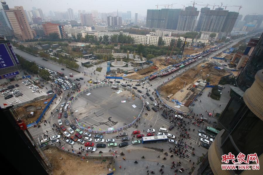 金水路未來路交叉口的圍擋，給原本擁堵的交通增加了更大的壓力