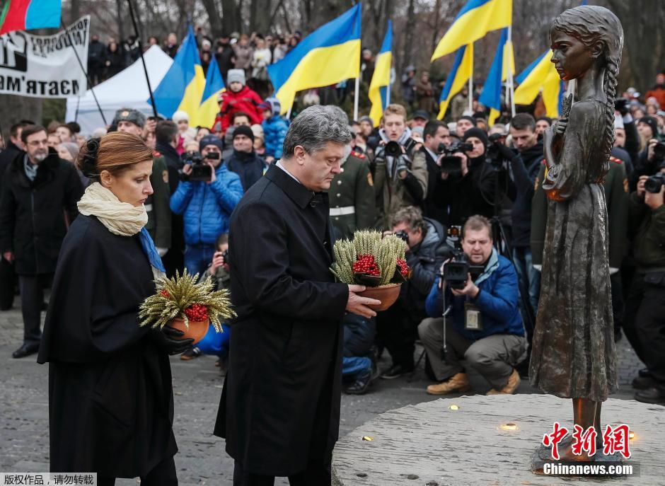當(dāng)?shù)貢r(shí)間2014年11月22日，烏克蘭基輔，民眾舉行儀式紀(jì)念1932-1933烏克蘭大饑荒81周年