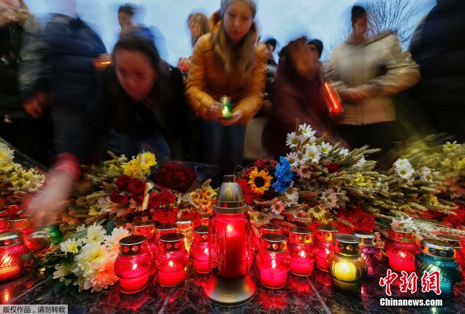 當(dāng)?shù)貢r(shí)間2014年11月22日，烏克蘭基輔，民眾舉行儀式紀(jì)念1932-1933烏克蘭大饑荒81周年