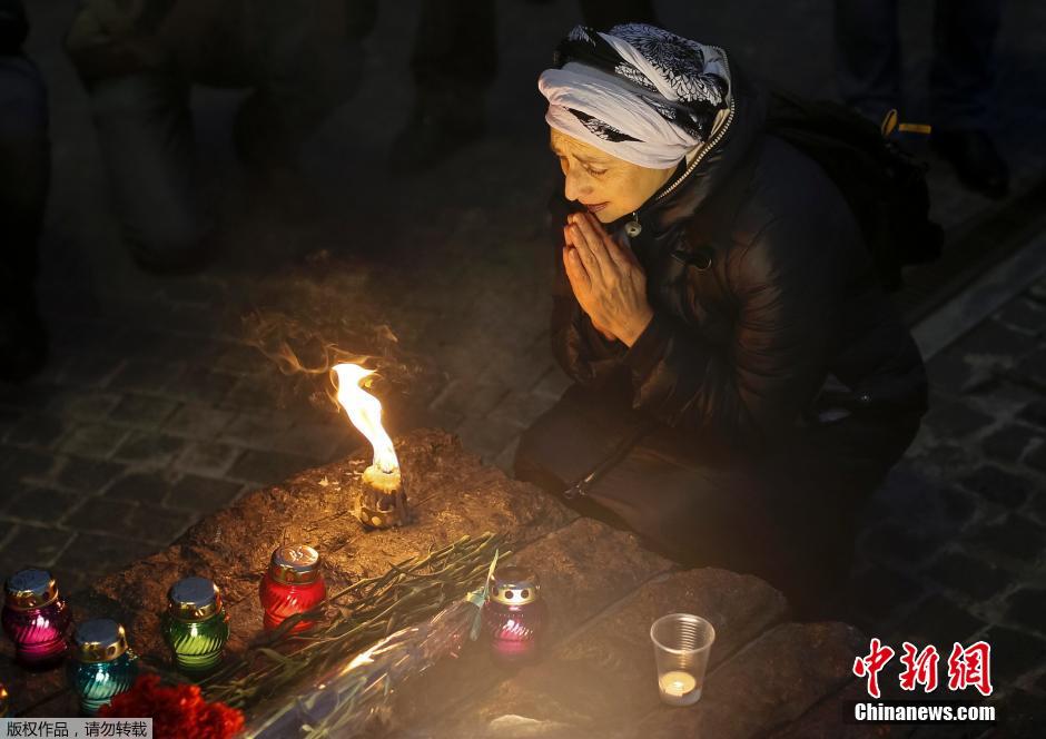 當(dāng)?shù)貢r(shí)間2014年11月22日，烏克蘭基輔，民眾舉行儀式紀(jì)念1932-1933烏克蘭大饑荒81周年