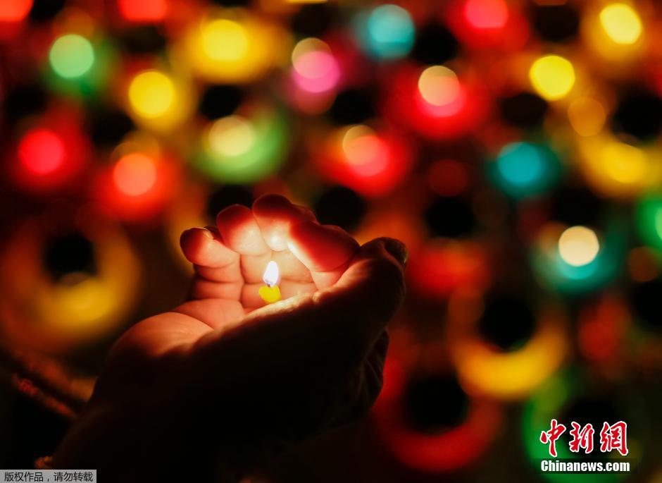 當(dāng)?shù)貢r(shí)間2014年11月22日，烏克蘭基輔，民眾舉行儀式紀(jì)念1932-1933烏克蘭大饑荒81周年