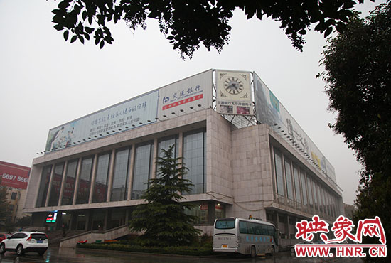 兩塊巨幅廣告牌仍然存在。