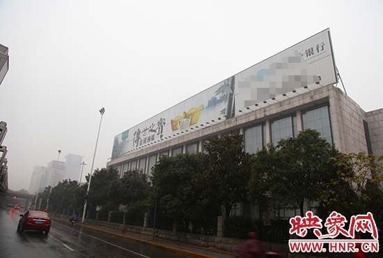 河南省人民會(huì)堂南面戶外廣告。