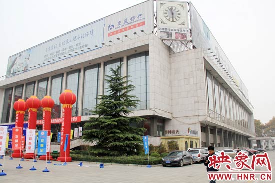 11月28日，記者從鄭州市政府獲悉，河南省人民會(huì)堂決定拆除違法存在10多年的巨型樓頂廣告。