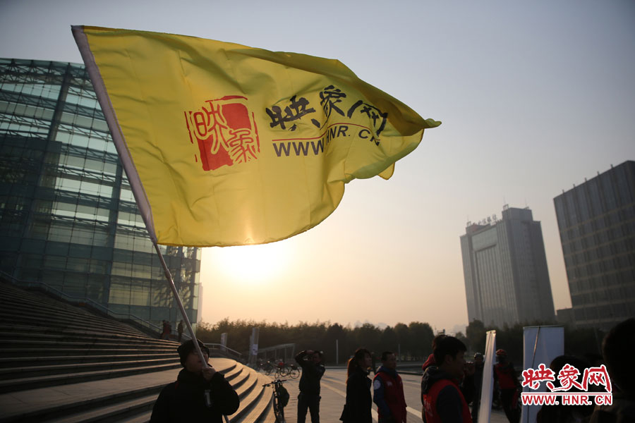 在映象網(wǎng)旗幟的召喚下，車友們匯聚在鄭東新區(qū)。