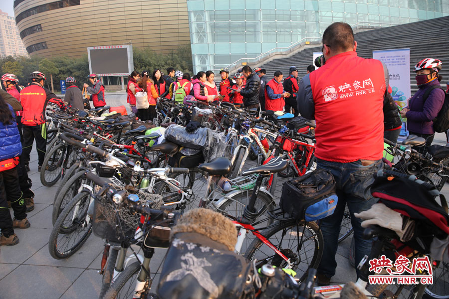 參加活動(dòng)的車友太多，忙壞攝影師