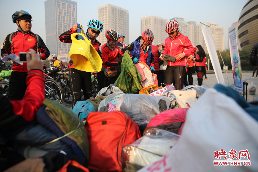 15捐贈(zèng)之前，再試穿一下老式花棉襖