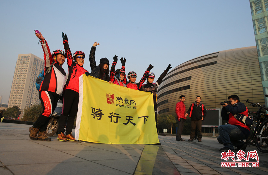 映象網(wǎng)騎行天下的車友，快樂(lè)寫(xiě)在臉上