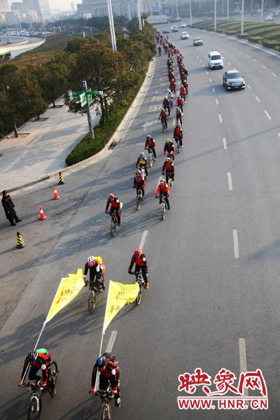 愛(ài)心騎行隊(duì)伍秩序井然