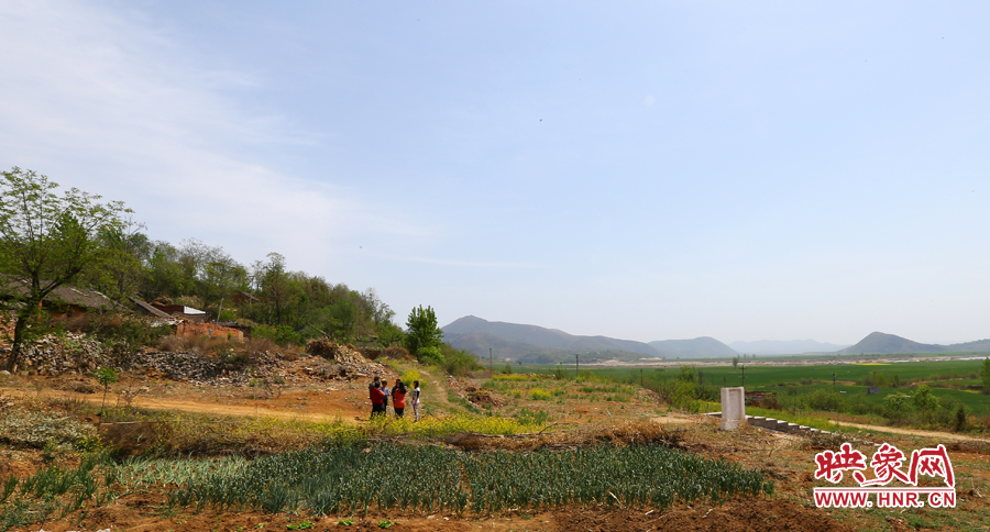 畫面左側(cè)的石井村是個只有十幾口人的小村，庫區(qū)移民搬遷時從遠處低洼處遷到此