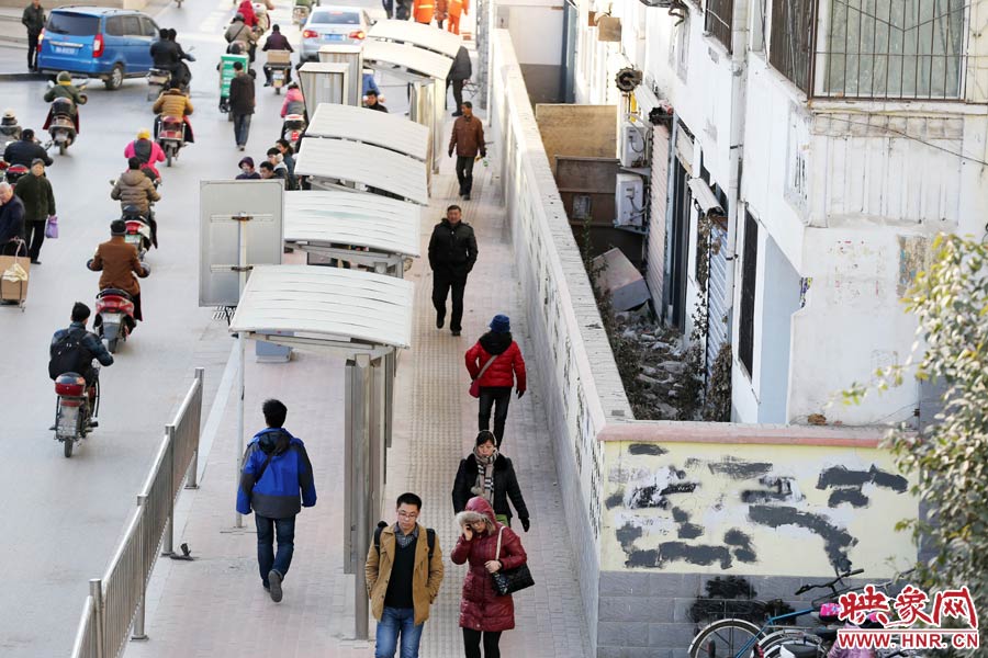 墻內(nèi)扔著垃圾，墻面上涂滿了牛皮癬小廣告，異常顯眼。