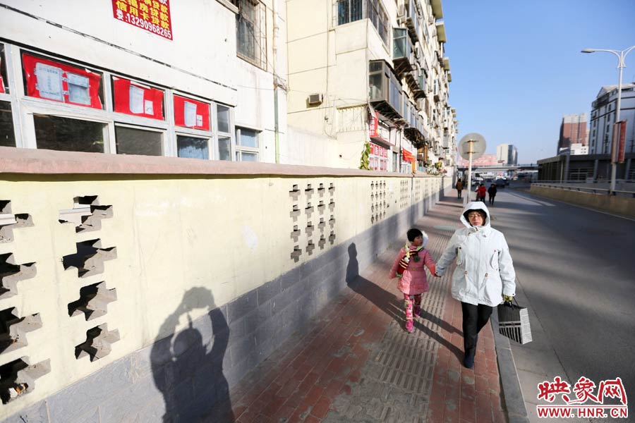 市民從墻外走過(guò)。