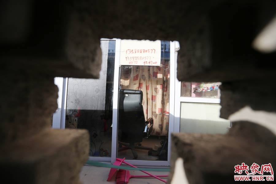 透過(guò)墻上的格子，可以看到里面的一切。