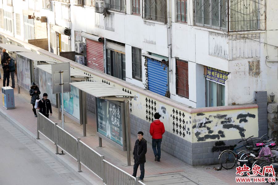 圍墻外是一處公交站牌。