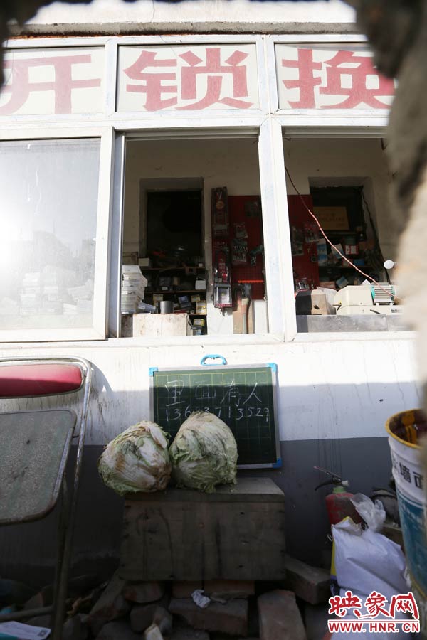 一家開(kāi)鎖的商戶掛了一個(gè)牌子，上面寫(xiě)著“里面有人”，提醒市民這里正常營(yíng)業(yè)。