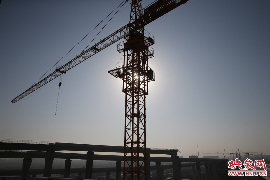 隴海高架與西四環(huán)立交仍在緊張施工中。