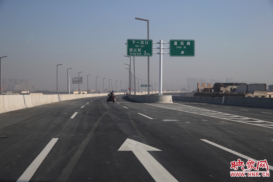 西三環(huán)方向與富民路出口。