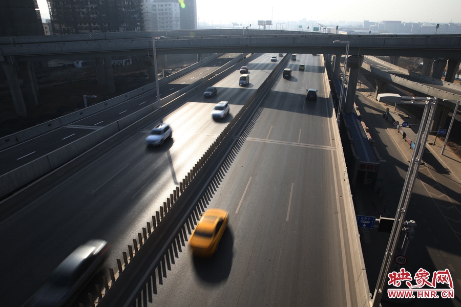 西三環(huán)從隴海高架下穿過。