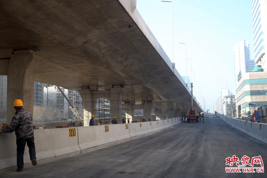 由西向東方向，嵩山南路出口以東，仍在緊張施工中。