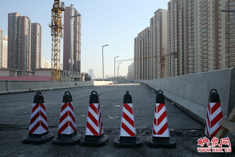 由西向東方向，嵩山南路出口以東，仍在緊張施工中。