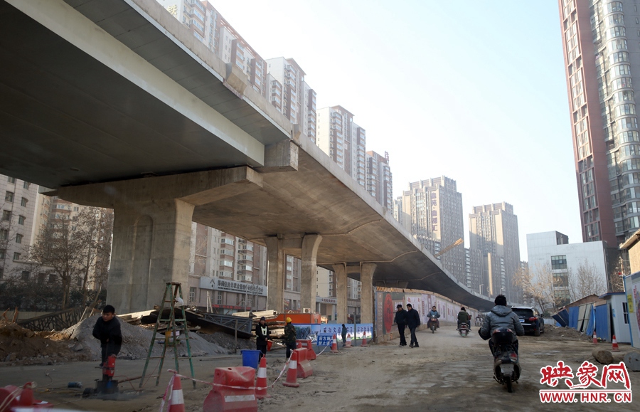 由西向東方向，嵩山南路出口以東，仍在緊張施工中。