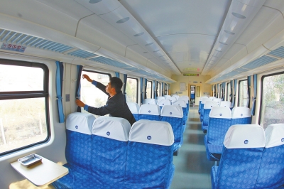 硬座車廂 藍(lán)色座套，清清爽爽。