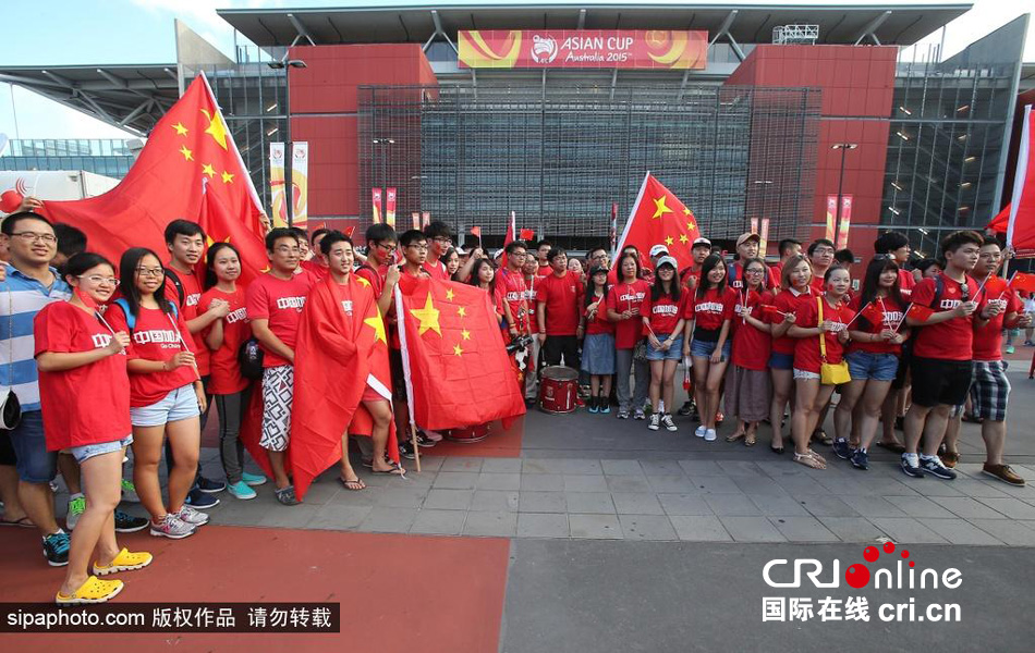 北京時間1月10日，中國隊迎來亞洲杯首場比賽，賽前中國球迷揮舞國旗進場，為國足助威。