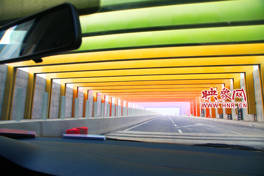 出隧道光線變化由暗到明。