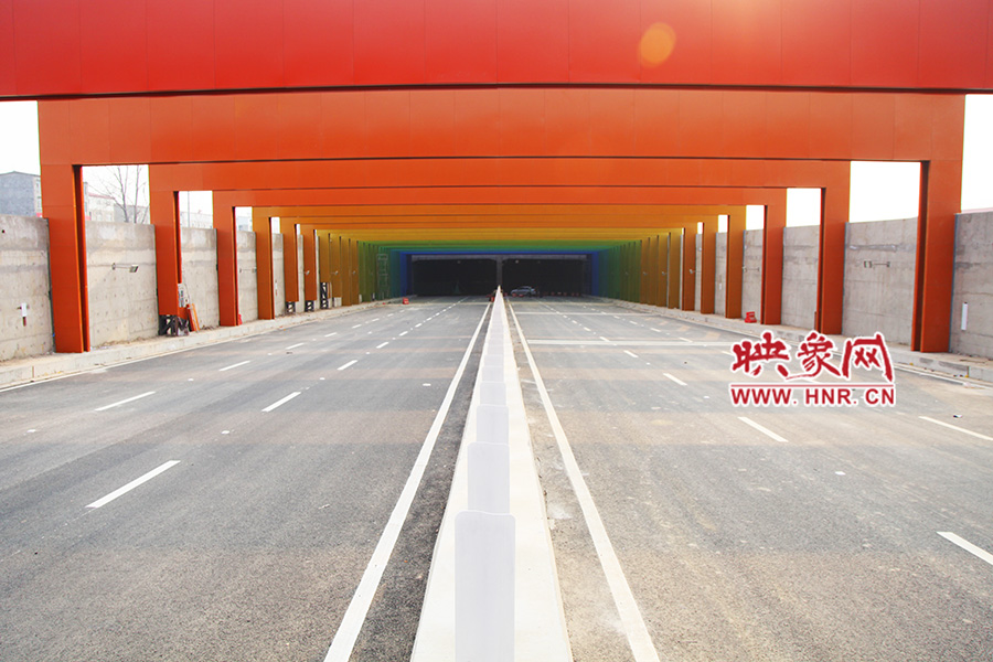 記者駕車體驗(yàn)。